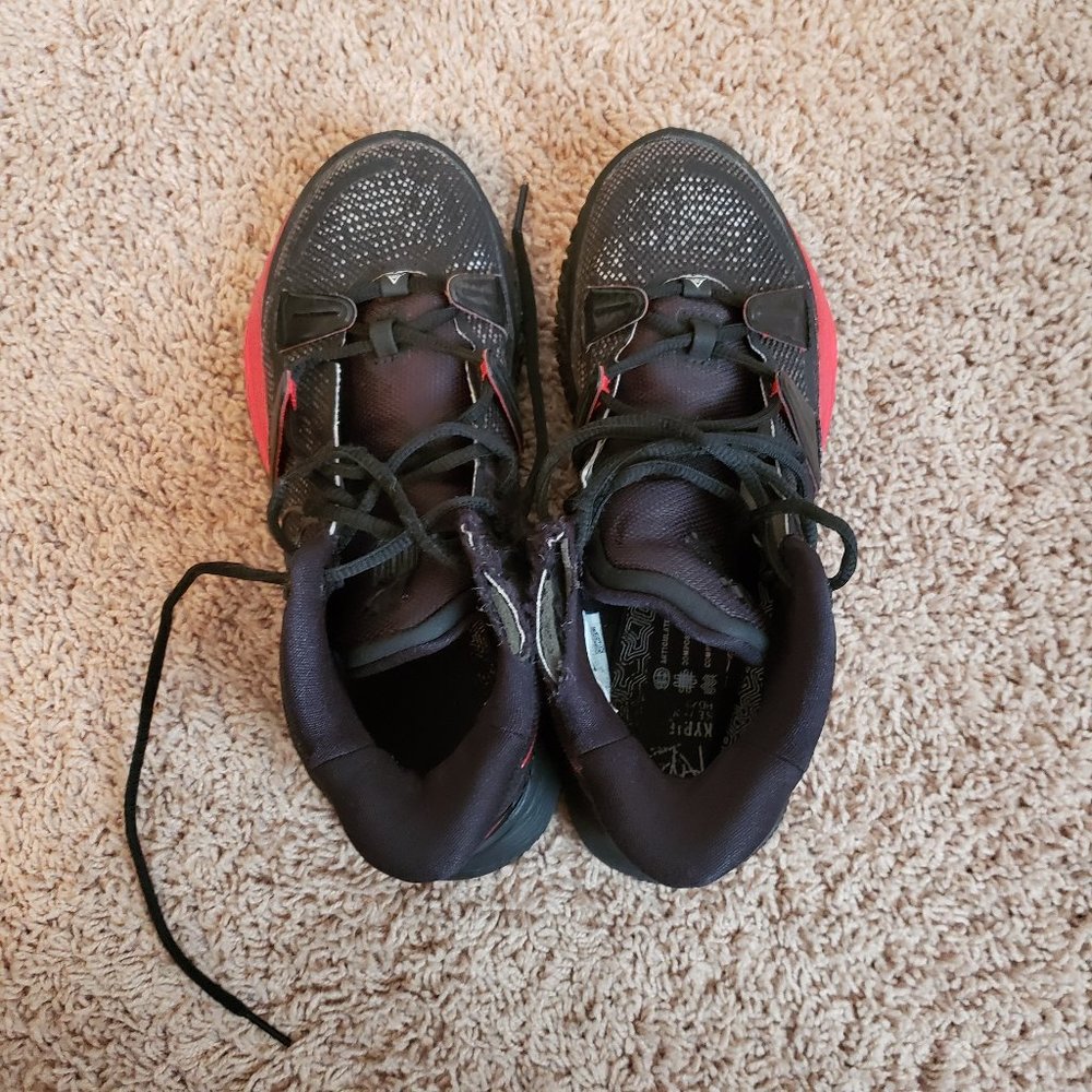 Like new kyrrie's mens sneakers size 7.5